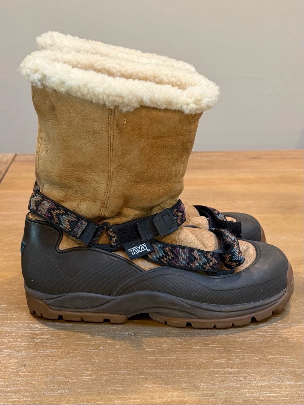 Vtg Teva Men’s Shearling Sandal Boot Straps Outdoor Tan Winter Warm Sz 9 EU 43
